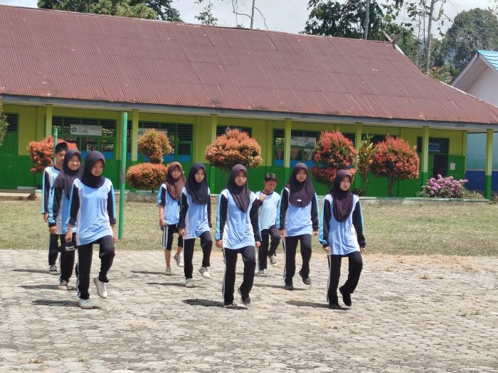 Penuh Semngat, Siswa Kelas IX A MTsN 4 Kerinci Gelar Latihan Upacara di Hari Libur