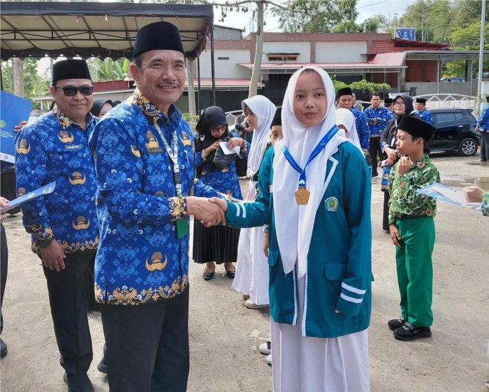 Siswa MTsN 4 Kerinci Terima Penghargaan OMI Tingkat Kabupaten Kerinci
