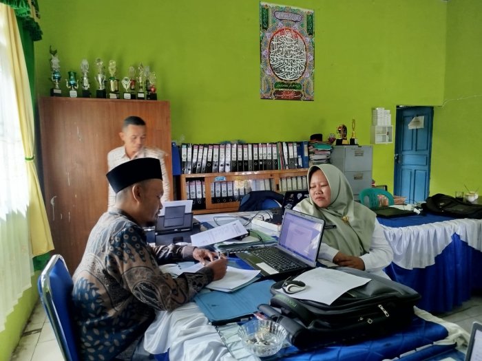 Pastikan Bantuan Tepat Sasaran, MTsN 4 Kerinci Terima Petugas Kemensos Verifikasi Data Siswa Penerima Bantuan Sosial PKH
