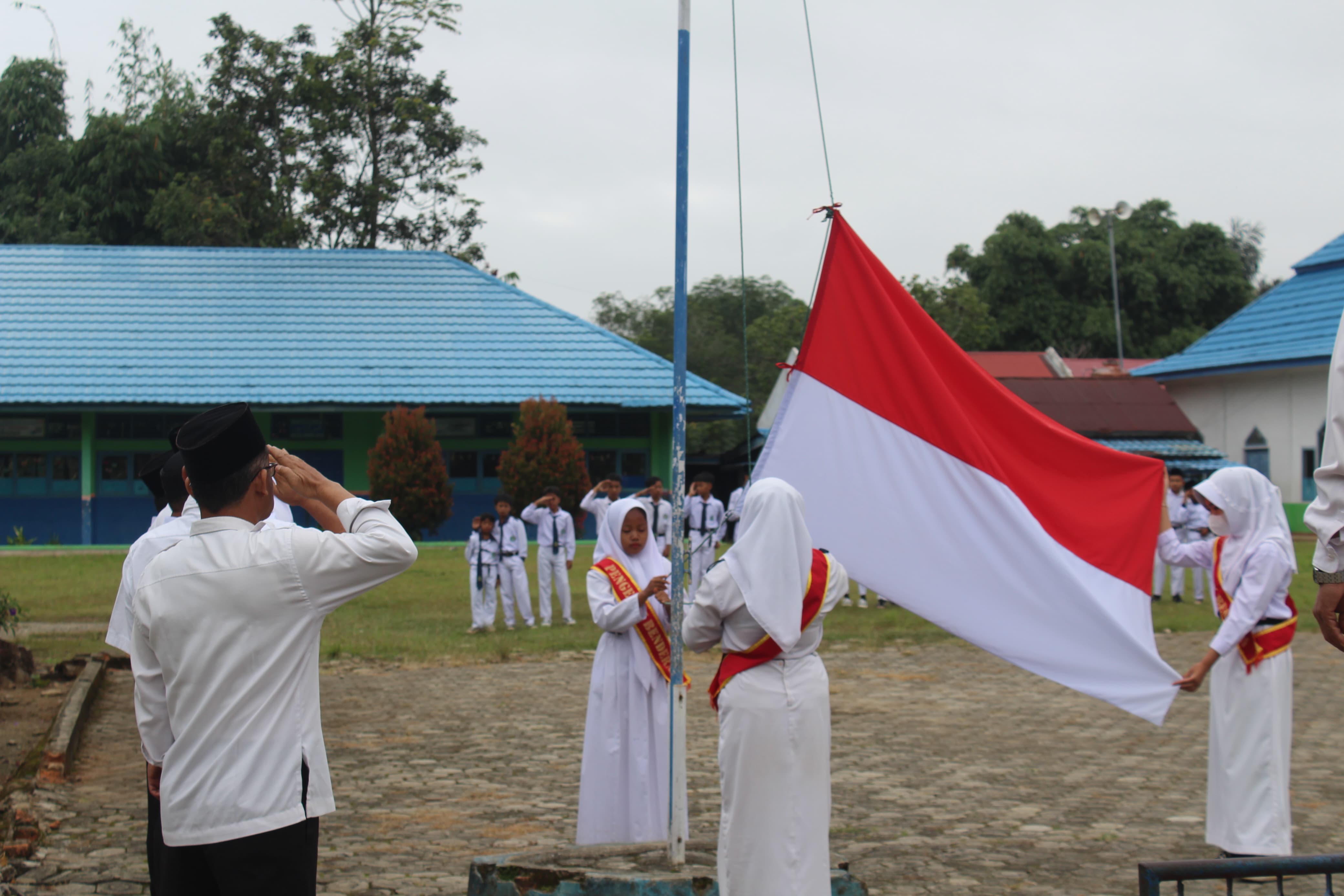 Upacara Bendera Pagi Senin di MTsN 4 Kerinci : Menumbuhkan Karakter Disiplin dan Cinta Tanah Air