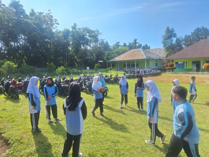 Siswa MTsN 4 Kerinci Semangat Berlatih Voli dalam Pembelajaran Penjaskes