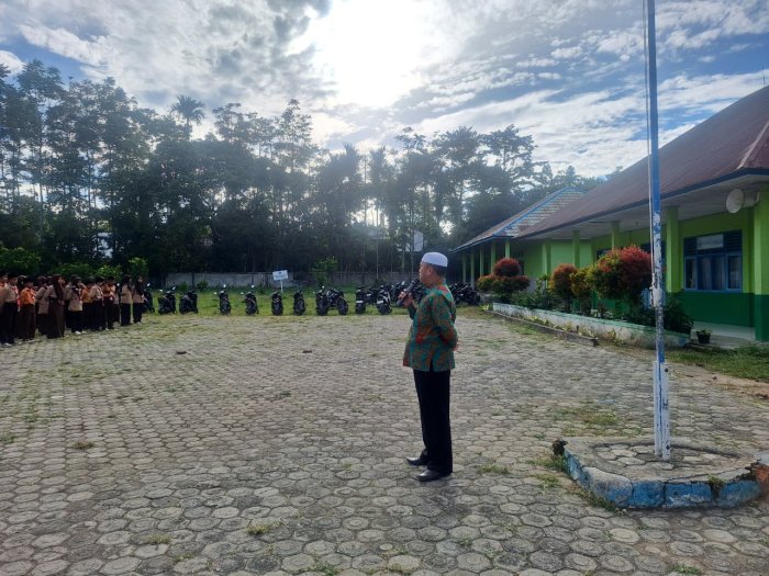Tegakkan Disiplin : Guru Piket Rapikan Siswa Yang Melanggar Pada Saat Apel Disiplin Pagi