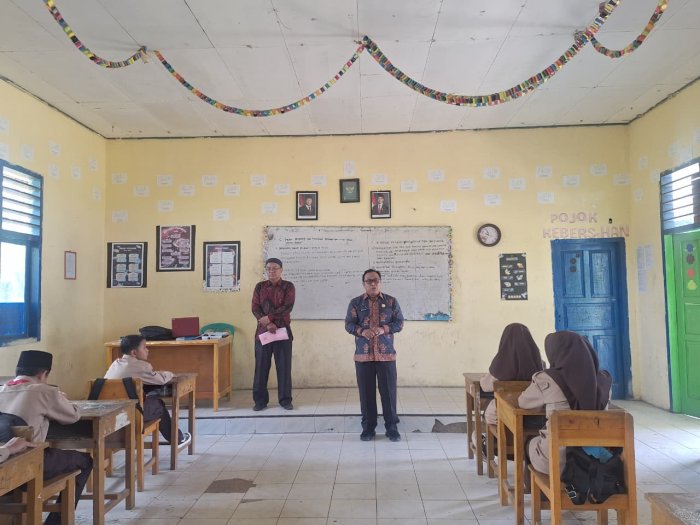 Perkuat Kompetensi Pedagogik, Kepala MTsN 4 Kerinci Lakukan Pembinaan Guru Melalui Kunjungan Kelas