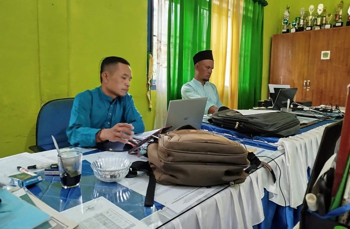 Wakil Kepala MTsN 4 Kerinci Siapkan Administrasi Mengawali Semester Genap 2025-2026