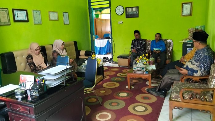 Perkuat Sinergi Administrasi, Pimpinan dan Staf Tata Usaha MTsN 4 Kerinci Gelar Rapat Internal