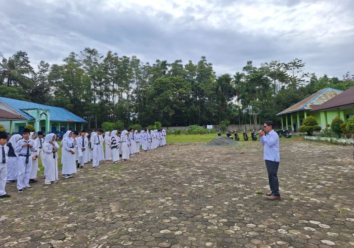 Semangat Religi: Apel Disiplin di MTsN 4 Kerinci Awali Hari Pertama Masuk di Bulan Ramadan