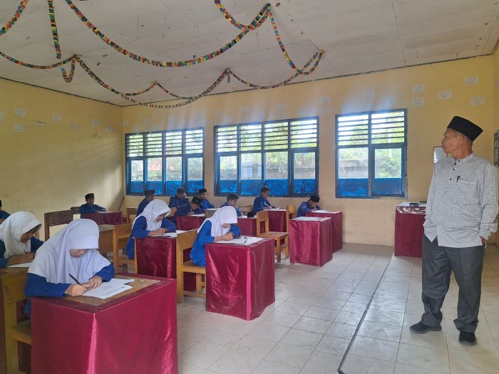 Sinergi Ibadah dan Edukasi: Hari ke-5 UTS Semester Genap di MTsN 4 Kerinci Berjalan Khidmat