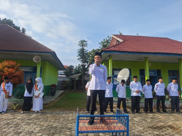 Tekankan Kedisiplinan dan Persiapan Akademik, Waka Kurikulum MTsN 4 Kerinci Menjadi Pembina Upacara Senin
