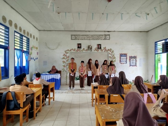 Belajar Berdemokrasi : Paslon Ketua OSIM MTsN 4 Kerinci Gelar Kampanye ke Setiap Kelas