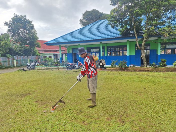 Bapak Yusrizal Mengkoordinir Kegiatan Petugas Kebersihan MTsN 4 Kerinci Melaksanakan Aksi Bersih Lingkungan Madrasah