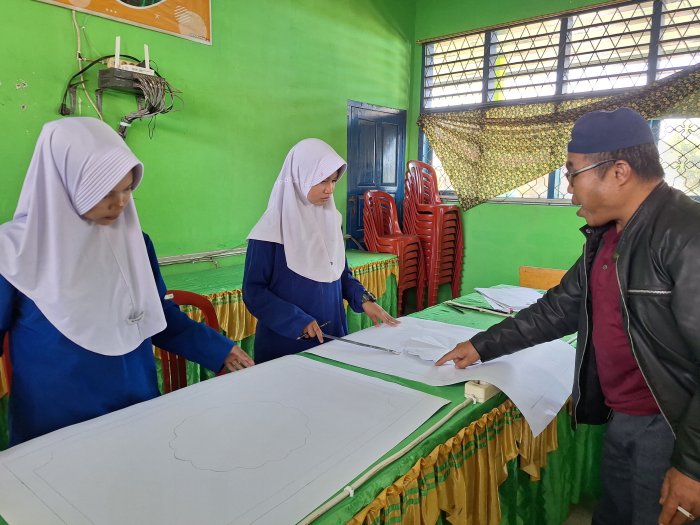 Kian Dimatangkan, Pelatihan Intensif Kontingen KOMPAS MTsN 4 Kerinci Masuki Sesi Kaligrafi hingga Catur Kian Dimatangkan, Pelatihan Intensif Kontingen KOMPAS MTsN 4 Kerinci Masuki Sesi Kaligrafi hingga Catur