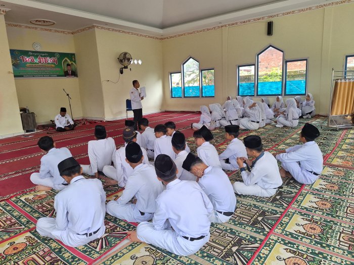 Persiapkan Simulasi TKA, Wakamad Akademik dan Kesiswaan MTsN 4 Kerinci Kumpulkan Siswa Kelas IX