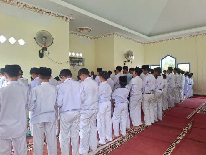Konsisten Perkuat Karakter Islami, MTsN 4 Kerinci Rutinkan Salat Zuhur Berjamaah