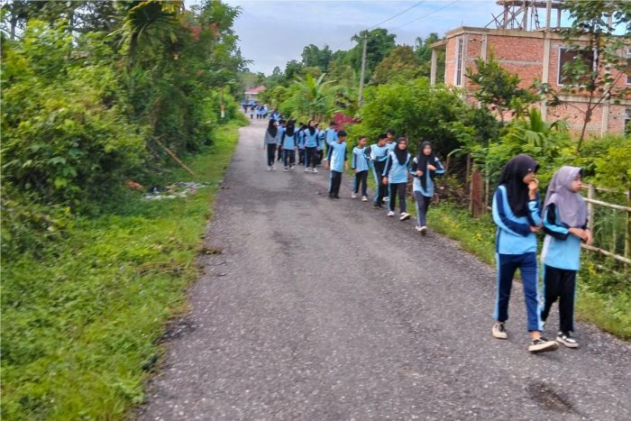 Penuh Semangat dan Keceriaan, MTsN 4 Kerinci Gelar Jalan Santai Pagi Sabtu