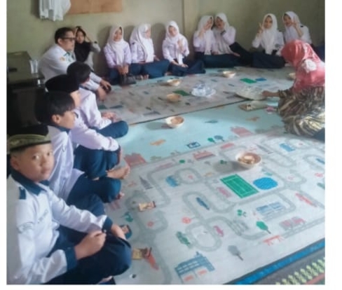 Bentuk Nyata Solidaritas, Siswa Kelas VII B Jenguk Rekan Yang Sakit