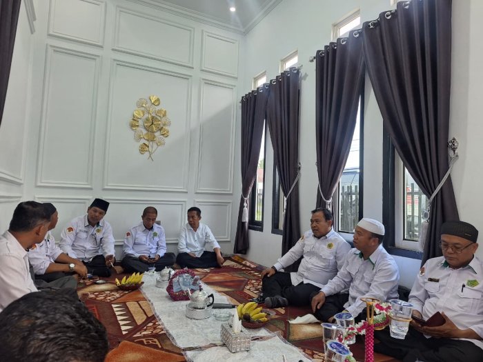 Tunjukkan Kepedulian dan Kebersamaan, PTK MTsN 4 Kerinci Hadiri Syukuran di Rumah Bapak Jamaludin