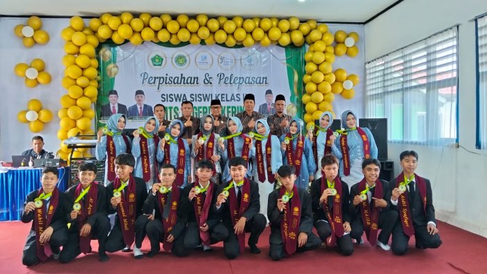 Sesi Foto Bersama Jadi Saksi Bisu, Acara Perpisahan Kelas IX MTsN 4 Kerinci Resmi Ditutup Penuh Kenangan Sesi Foto Bersama Jadi Saksi Bisu, Acara Perpisahan Kelas IX MTsN 4 Kerinci Resmi Ditutup Penuh Kenangan
