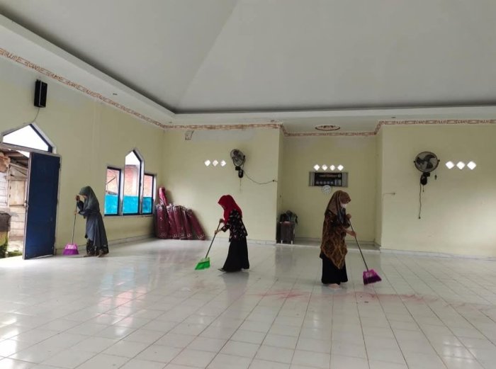 Sambut Ramadan 1447 H, PTK MTsN 4 Kerinci Gelar Gotong Royong Bersihkan Mushalla