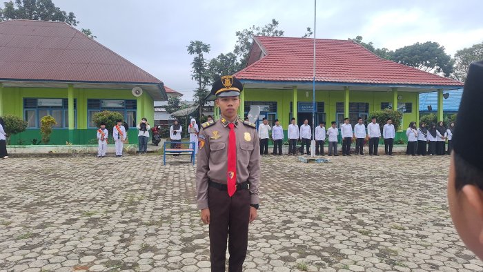 Alumni MTsN 4 Kerinci Pimpin Upacara Bendera Pagi Senin Alumni MTsN 4 Kerinci Pimpin Upacara Bendera Pagi Senin