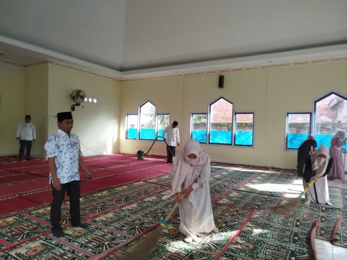 Kepala MTsN 4 Kerinci Bersama Tenaga Kependidikan Bersihkan Mushalla Jelang Maulid