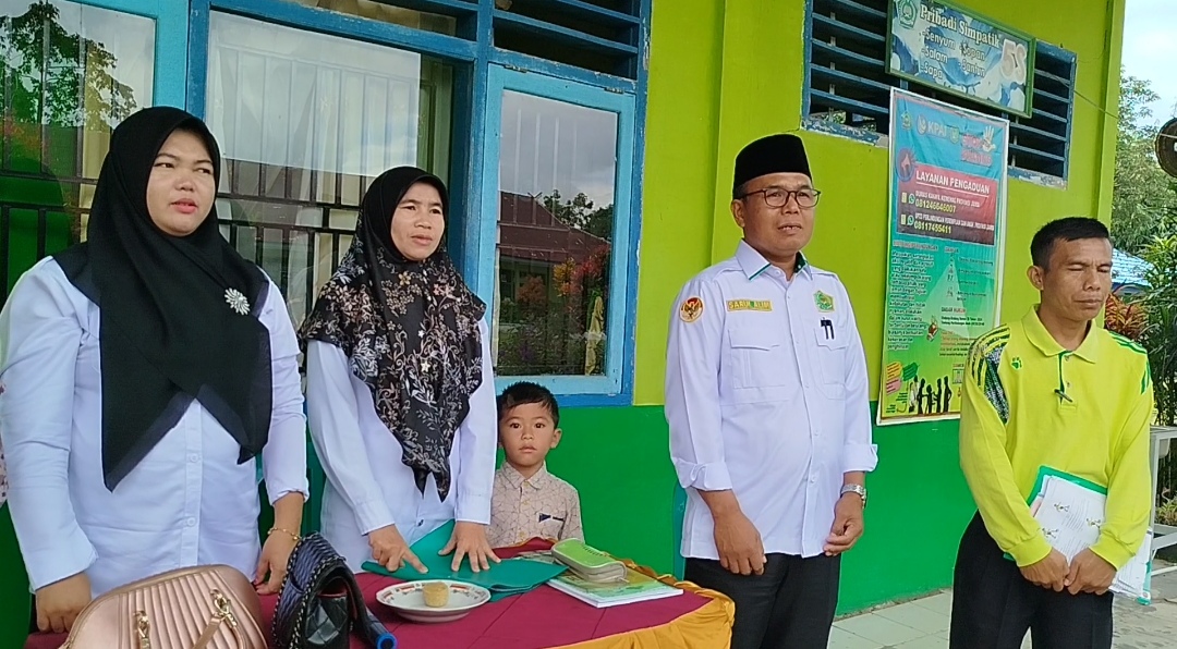 Segenap Civitas Akademik MTsN 4 Kerinci, Mendengarkan Lagu Indonesia Raya di Sela Aktivitas Pembelajaran di Madrasah
