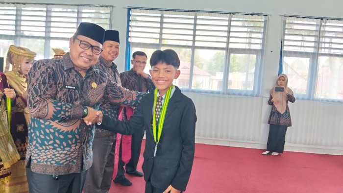 Penuh Khidmat, Kepala MTsN 4 Kerinci dan Kaur TU Kalungkan Medali Serta Selempang Kelulusan Siswa Kelas IX Penuh Khidmat, Kepala MTsN 4 Kerinci dan Kaur TU Kalungkan Medali Serta Selempang Kelulusan Siswa Kelas IX