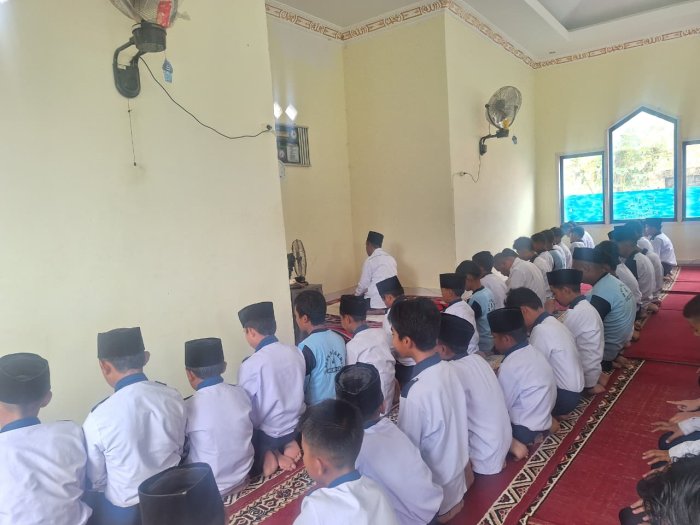 MTsN 4 Kerinci Laksanakan Kegiatan Rutin Shalat Zuhur Berjamaah