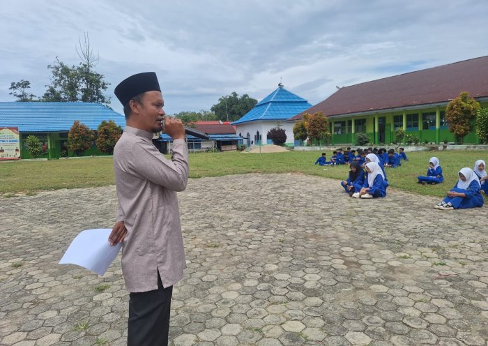 Pasca Pawai Ta'aruf, Wakamad Kesiswaan MTsN 4 Kerinci Berikan Arahan Khusus Jelang Libur Ramadhan 1447 H