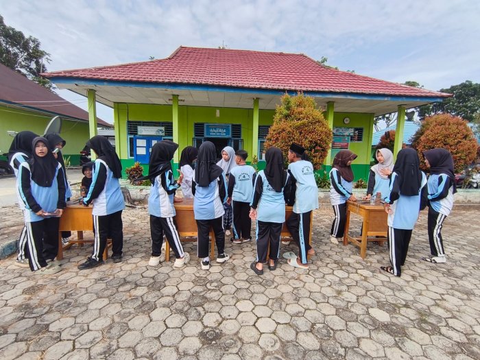 Uji Kekompakan dan Strategi, Lomba Mendirikan Menara Meriahkan Hari Ketiga Classmeeting di MTsN 4 Kerinci