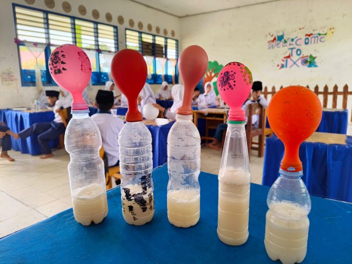 Siswa Kelas VII A Lakukan Praktikum Respirasi Anaerob Pada Mapel IPA