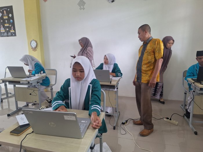 Peserta OMI Dari MTsN 4 Kerinci Penuh Semangat Mengikuti Sesi Kedua IPA