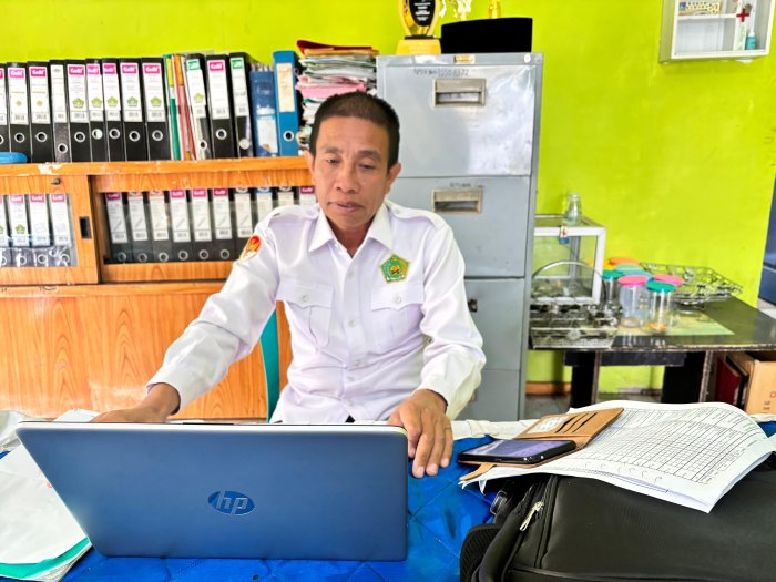 Pastikan Keakuratan Data, Operator Simpatika MTsN 4 Kerinci Lakukan Sinkronisasi Jam Mengajar