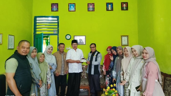 Pegawai MTsN 4 Kerinci Beri Kejutan Ulang Tahun Kepala Madrasah