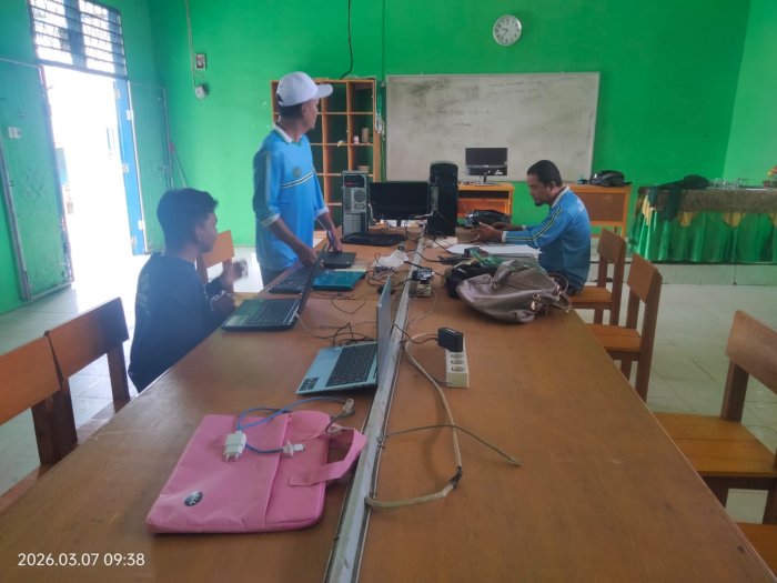 Matangkan Persiapan, Tim IT MTsN 4 Kerinci Lakukan Sinkronisasi Perangkat Jelang Gladi TKA