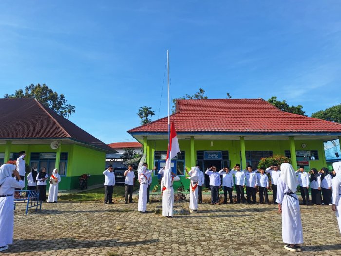 Wakamad Bidang Kurikulum Bertindak Sebagai Pembina Upacara Bendera, Tekankan Disiplin Dalam Mengikuti KBM Kepada Siswa
