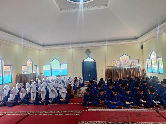 Perkuat Karakter Religius, MTsN 4 Kerinci Gelar Yasinan Rutin Jumat Pagi