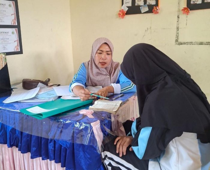 Kejar Target Hafalan, Siswa MTsN 4 Kerinci Antusias Setor Hapalan Tahfidz Pada Mapel Mulok Bersama Ibu Vevi Mirawati