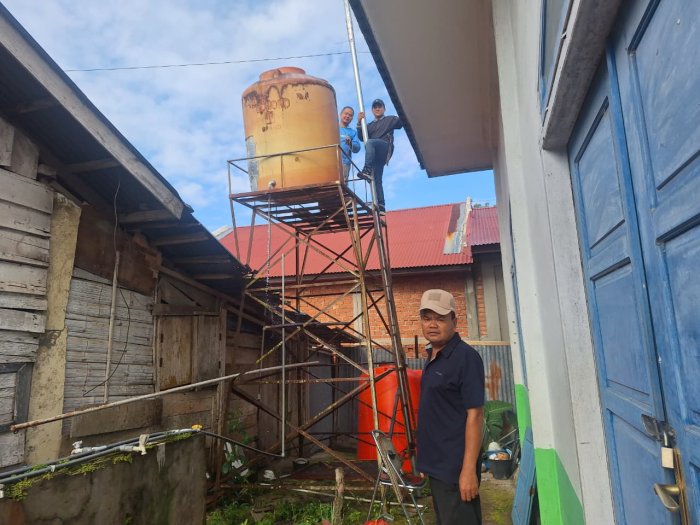 Demi Kelancaran Aktivitas Ibadah Berjamaah Di Madrasah, Pengurus Mushalla MTsN 4 Kerinci Ganti Tangki Air Mushalla