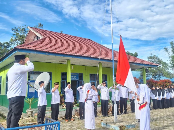 Upacara Bendera di MTsN 4 Kerinci Berlangsung Khidmat Upacara Bendera di MTsN 4 Kerinci Berlangsung Khidmat