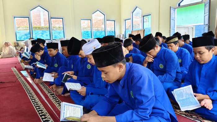 Jumat Berkah : MTsN 4 Kerinci Gelar Yasinan Rutin di Mushalla Madrasah