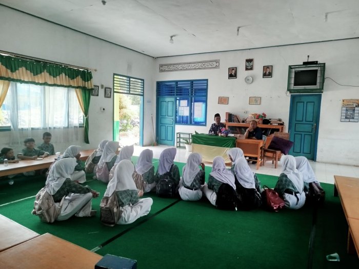 Sambut Peringatan Isra Mikraj, Wakamad Kesiswaan dan OSIM MTsN 4 Kerinci Gelar Persiapan Intensif