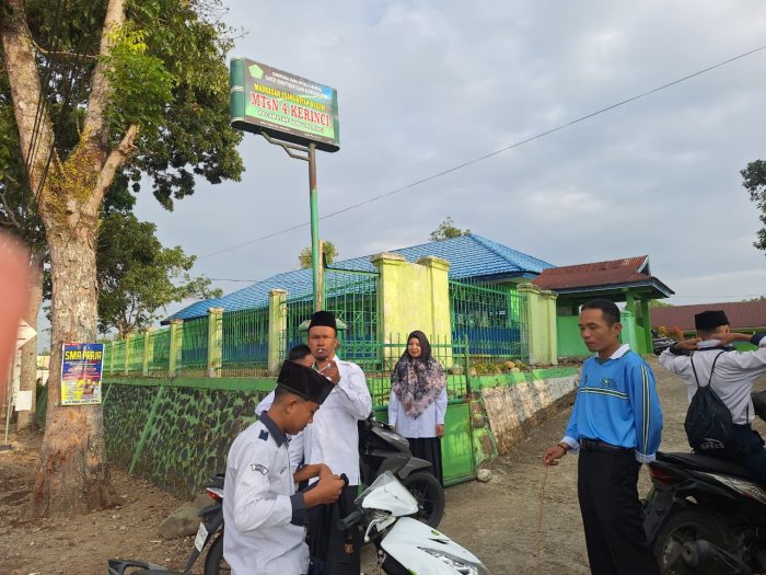 Sambut Pagi dengan Senyum: Tradisi Guru Madrasah Menanti Kedatangan Siswa di Gerbang Pagi Ini
