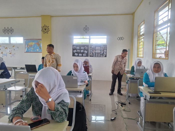 Sesi Terakhir IPS : Peserta MTsN 4 Kerinci Masih Semangat dan Optimis Ikuti OMI Sesi Terakhir IPS : Peserta MTsN 4 Kerinci Masih Semangat dan Optimis Ikuti OMI