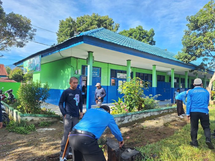 Sinergi Tanpa Batas: Siswa dan PTK MTsN 4 Kerinci Gelar Gotong Royong Jelang Pentas Seni Sinergi Tanpa Batas: Siswa dan PTK MTsN 4 Kerinci Gelar Gotong Royong Jelang Pentas Seni