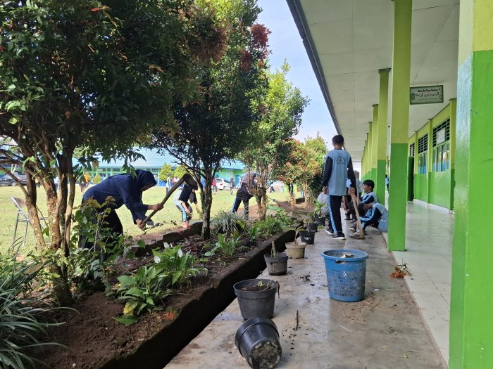 MTsN 4 Kerinci Laksanakan Gotong Royong Dukung Program Kemenag MTsN 4 Kerinci Laksanakan Gotong Royong Dukung Program Kemenag