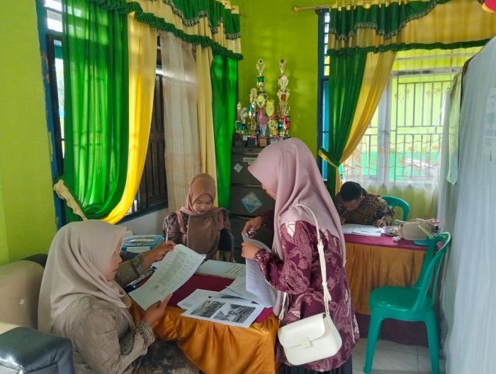 Dibalik Layar Pendidikan: Mengintip Kesibukan Ruang Tata Usaha MTsN 4 Kerinci di Hari Rabu