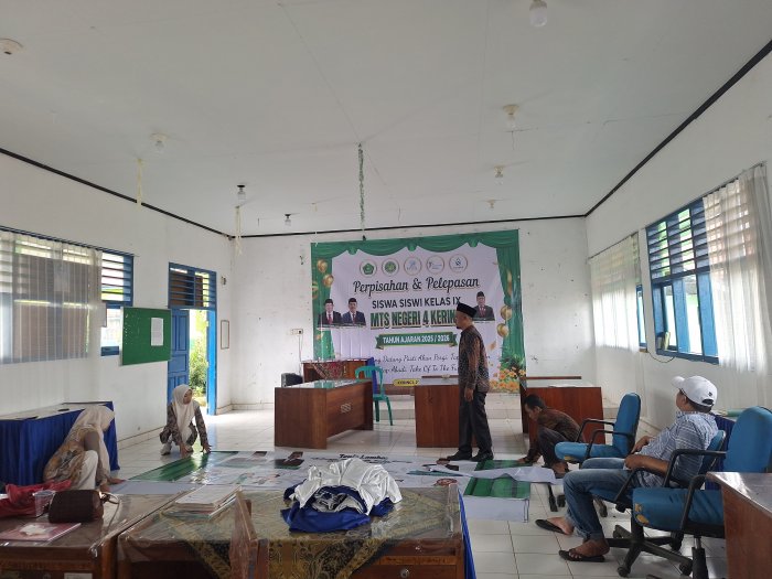 Panitia Perpisahan MTsN 4 Kerinci Lembur Matangkan Dekorasi Aula