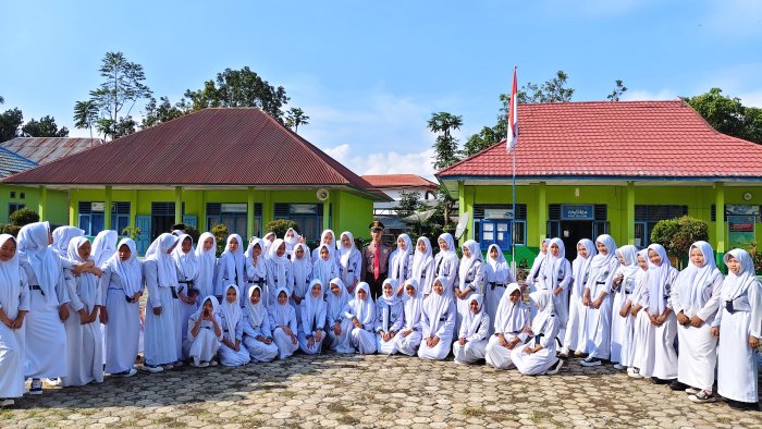 Siswa SMA Praja Sumbar Sosialisasikan PPDB di MTsN 4 Kerinci