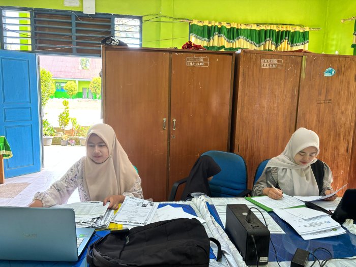 Jelang Mid Semester Genap 2025/2026, Staf TU MTsN 4 Kerinci Kebut Persiapan Administrasi