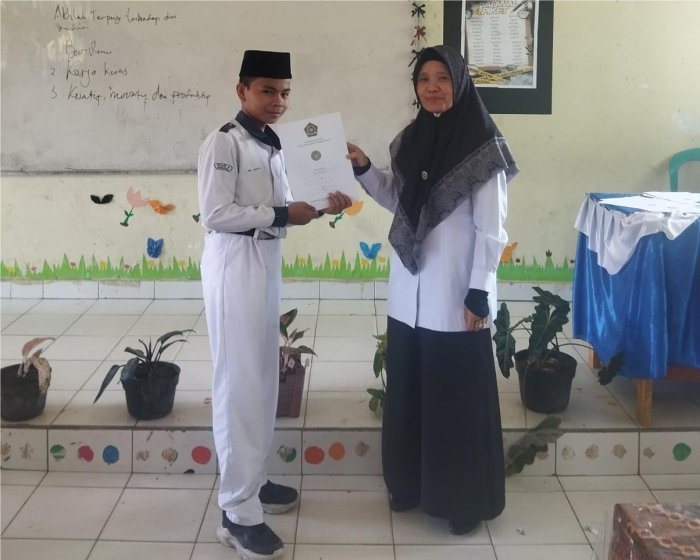 MTsN 4 Kerinci Bagikan Rapor Mid Semester Ganjil Tapel 2025-2026